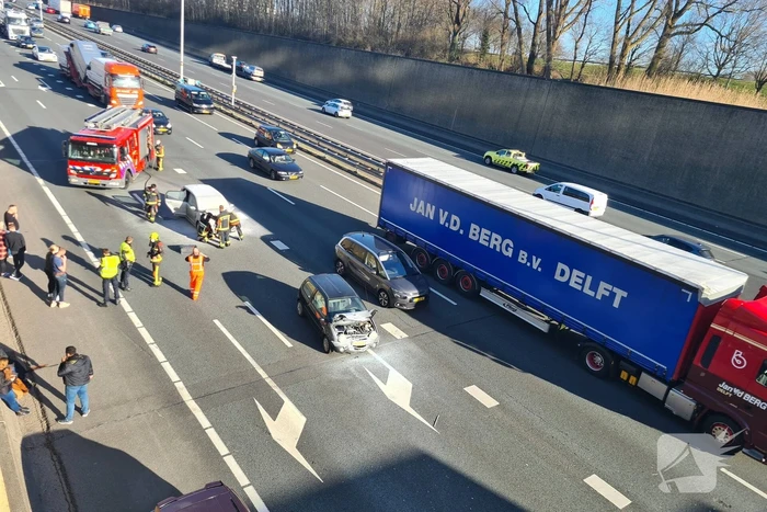 Auto vliegt in brand na botsing voor Gouwe Aquaduct