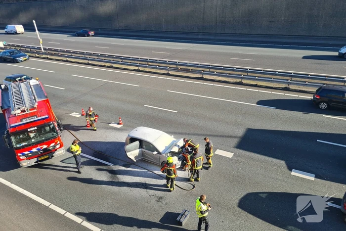 Auto vliegt in brand na botsing voor Gouwe Aquaduct