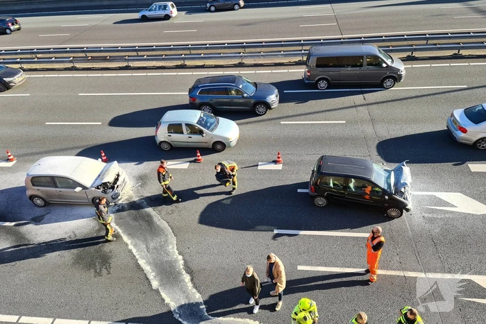 Auto vliegt in brand na botsing voor Gouwe Aquaduct