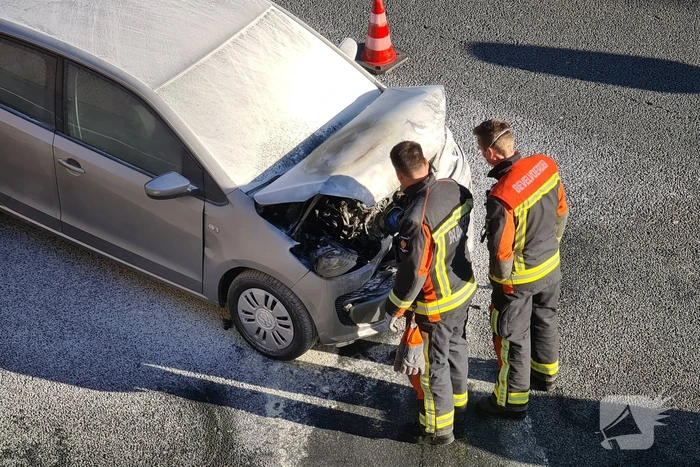 Auto vliegt in brand na botsing voor Gouwe Aquaduct