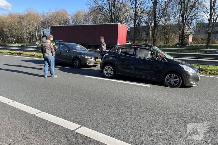 Meerdere auto's botsen in staart van file