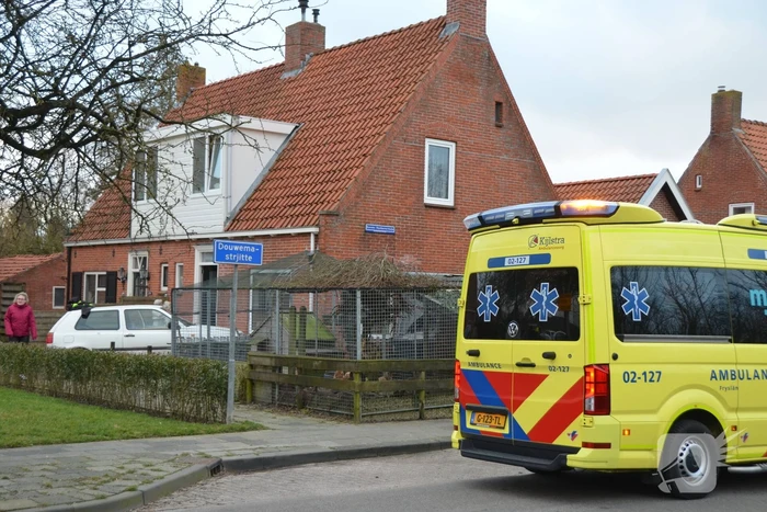 Auto rijdt tegen woning aan