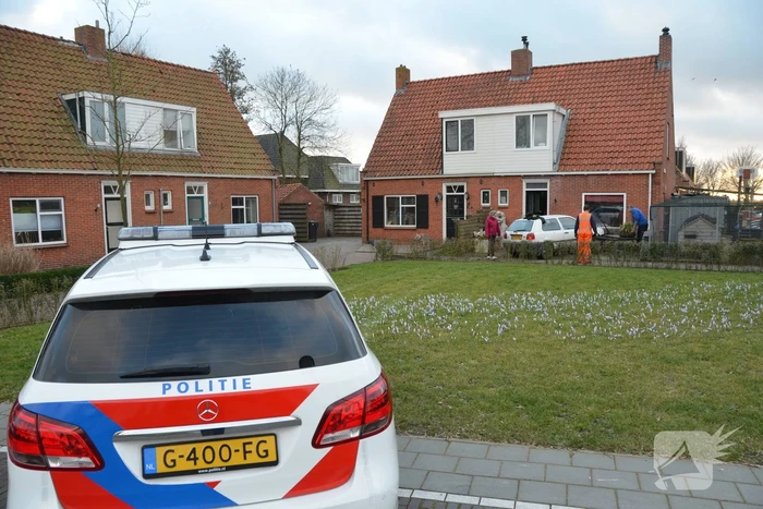 Auto rijdt tegen woning aan