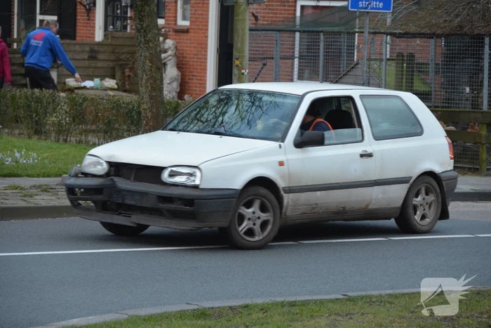 Auto rijdt tegen woning aan