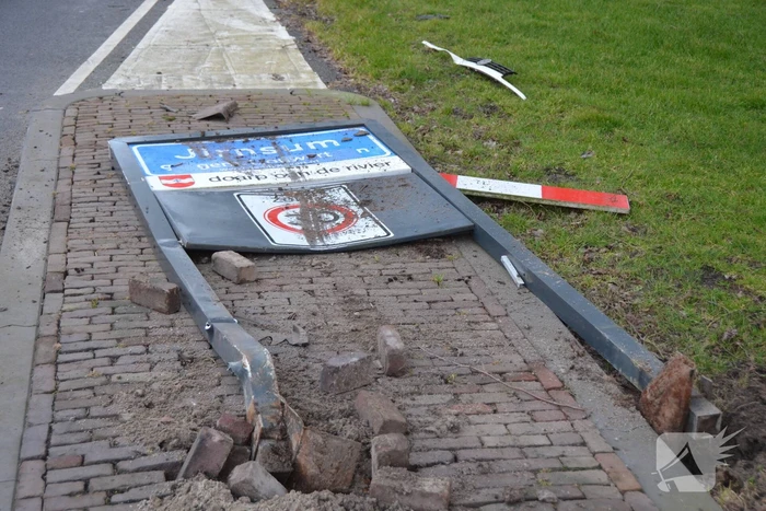 Auto rijdt tegen woning aan