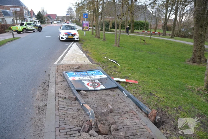 Auto rijdt tegen woning aan