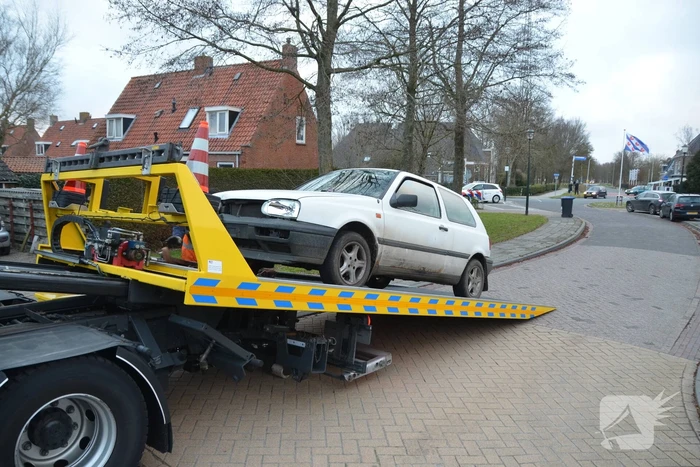 Auto rijdt tegen woning aan