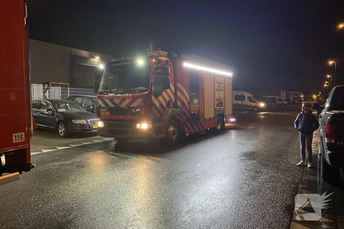 Grote rookwolken door uitslaande brand bij garagebedrijf