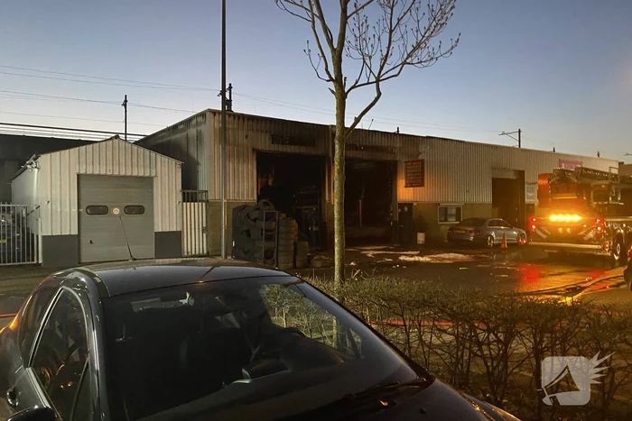 Grote rookwolken door uitslaande brand bij garagebedrijf