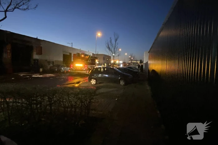 Grote rookwolken door uitslaande brand bij garagebedrijf