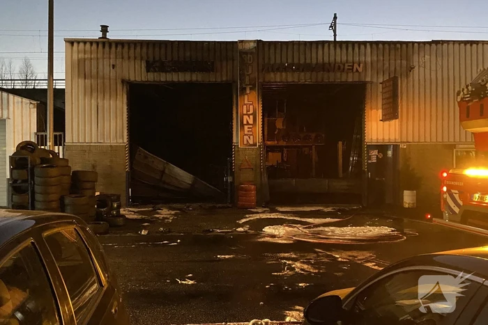 Grote rookwolken door uitslaande brand bij garagebedrijf