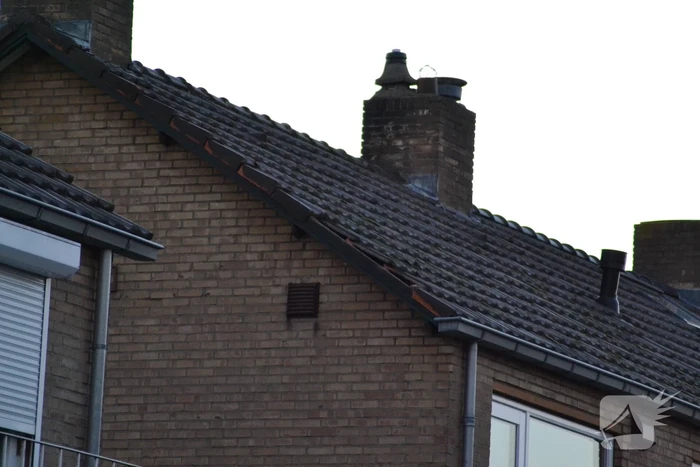 Dakpannen vallen van dak door landen van vliegtuig