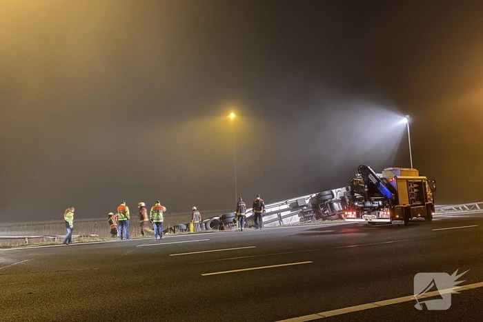 Vrachtwagen belandt op zijn kant in middenberm