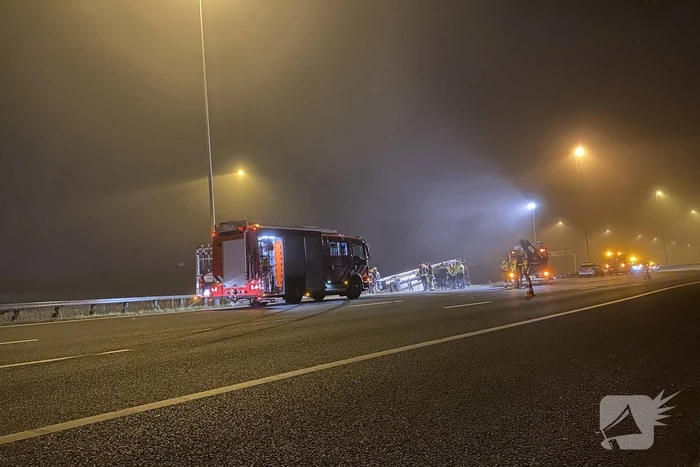 Vrachtwagen belandt op zijn kant in middenberm