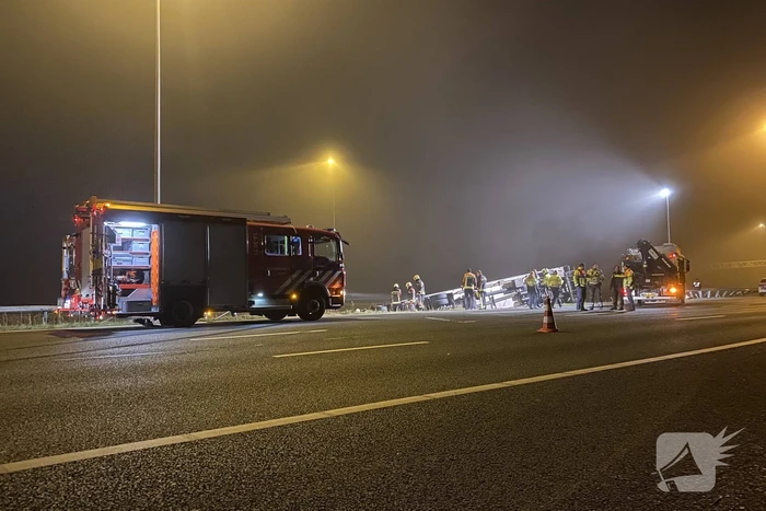 Vrachtwagen belandt op zijn kant in middenberm
