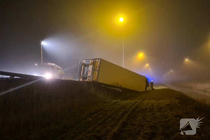 Vrachtwagen belandt op zijn kant in middenberm