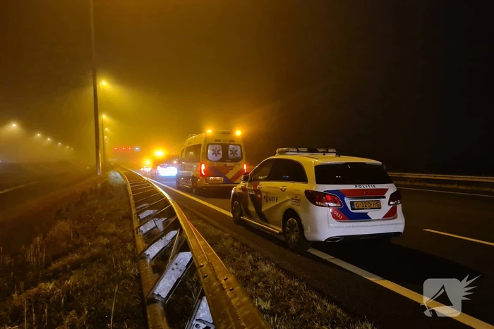 Vrachtwagen belandt op zijn kant in middenberm