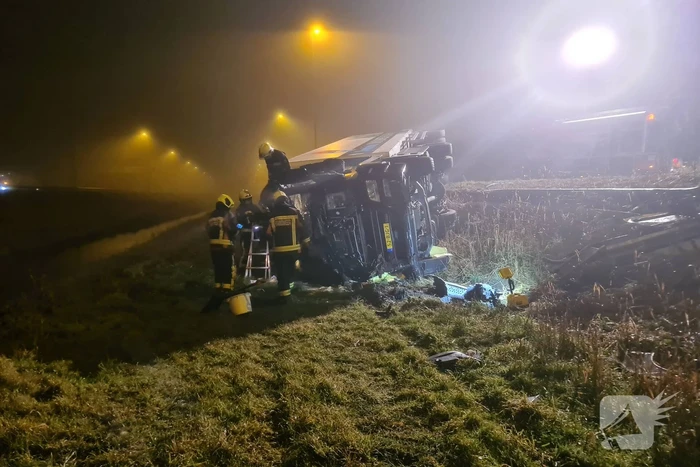 Vrachtwagen belandt op zijn kant in middenberm