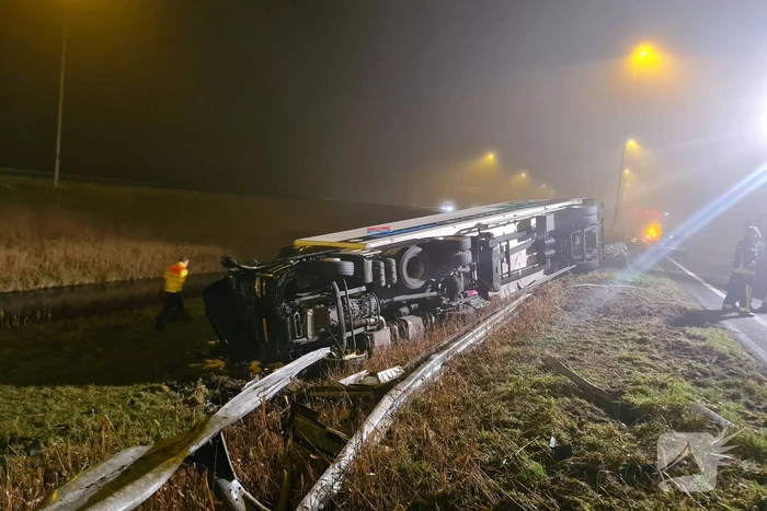Vrachtwagen belandt op zijn kant in middenberm