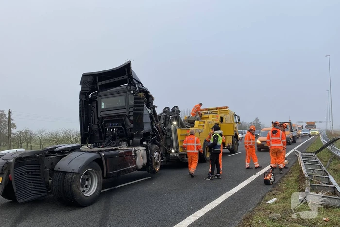 Vrachtwagen belandt op zijn kant in middenberm