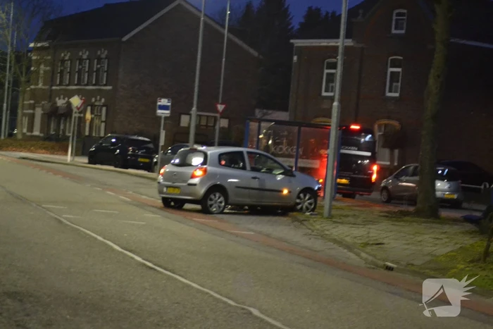 Bestuurder slaat op de vlucht na crash met auto