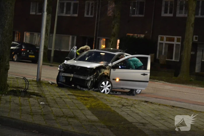 Bestuurder slaat op de vlucht na crash met auto