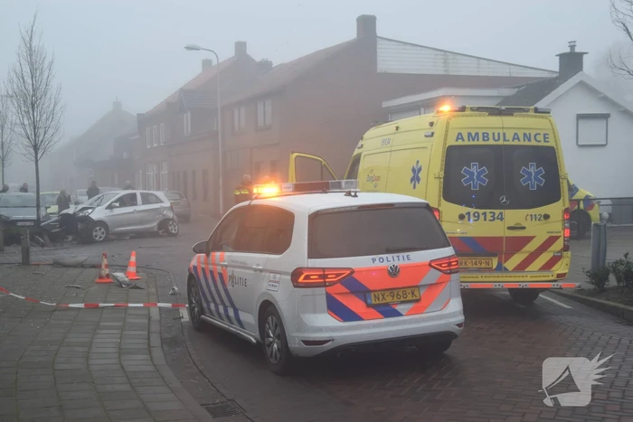 Automobilist richt ravage aan na botsing met lichtmast, bestuurder overleden