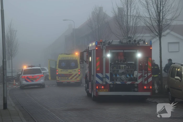 Automobilist richt ravage aan na botsing met lichtmast, bestuurder overleden