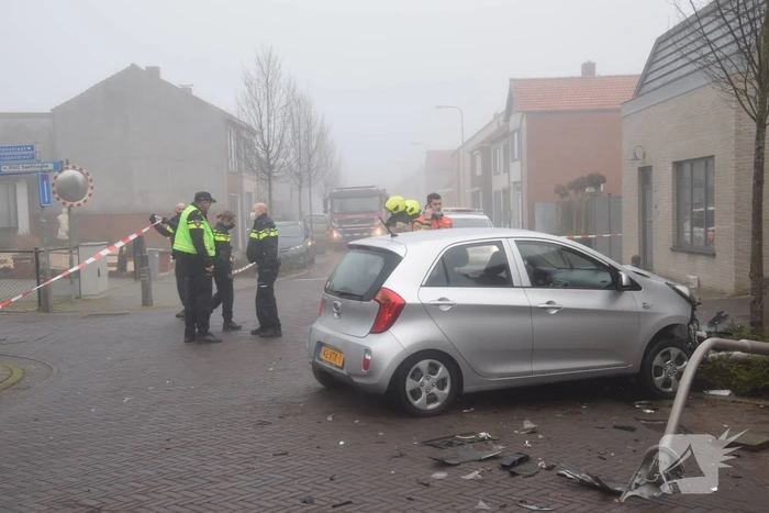 Automobilist richt ravage aan na botsing met lichtmast, bestuurder overleden