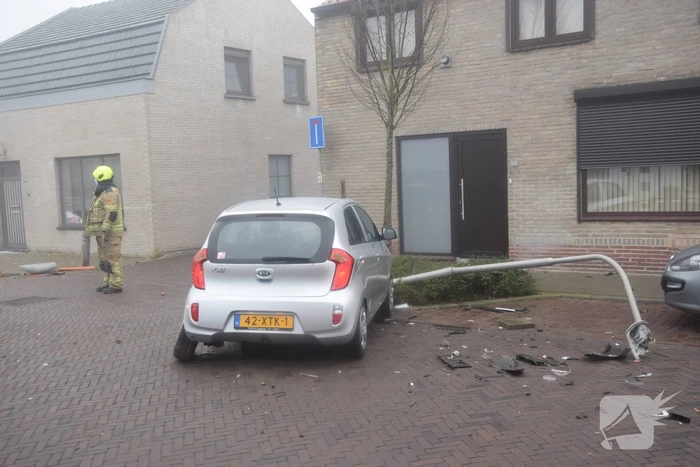 Automobilist richt ravage aan na botsing met lichtmast, bestuurder overleden