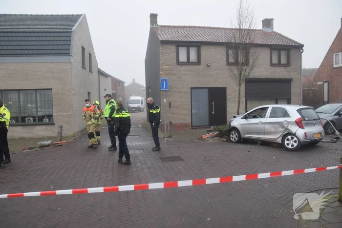 Automobilist richt ravage aan na botsing met lichtmast, bestuurder overleden