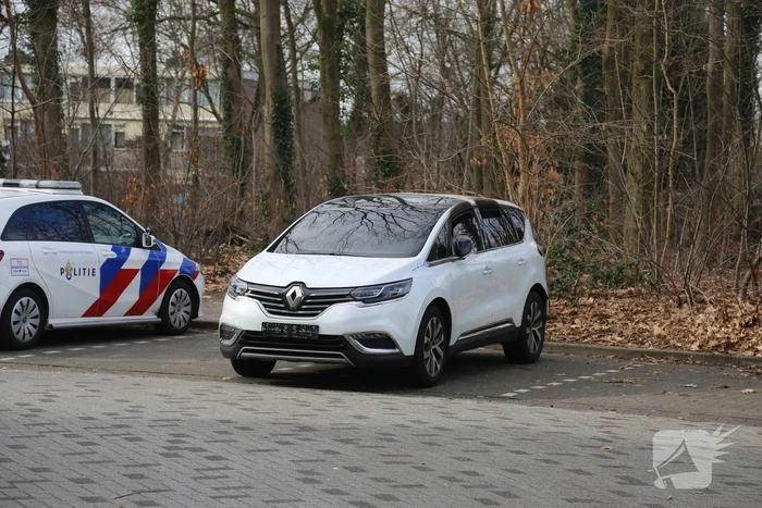 Vaten aangetroffen in verdachte auto, binnenkant uitgebrand