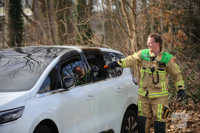 Vaten aangetroffen in verdachte auto, binnenkant uitgebrand