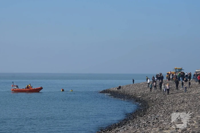 Auto kopje onder na te water raken