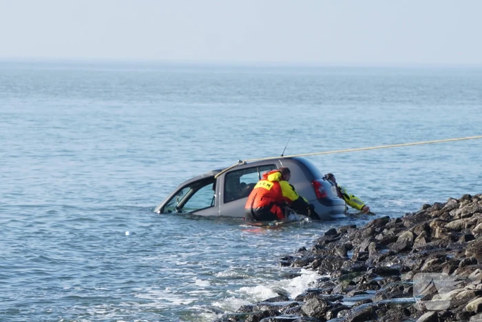 Auto kopje onder na te water raken