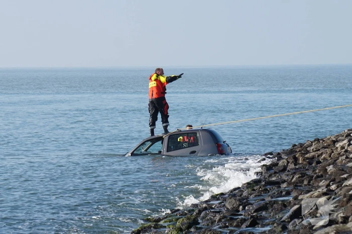 Auto kopje onder na te water raken