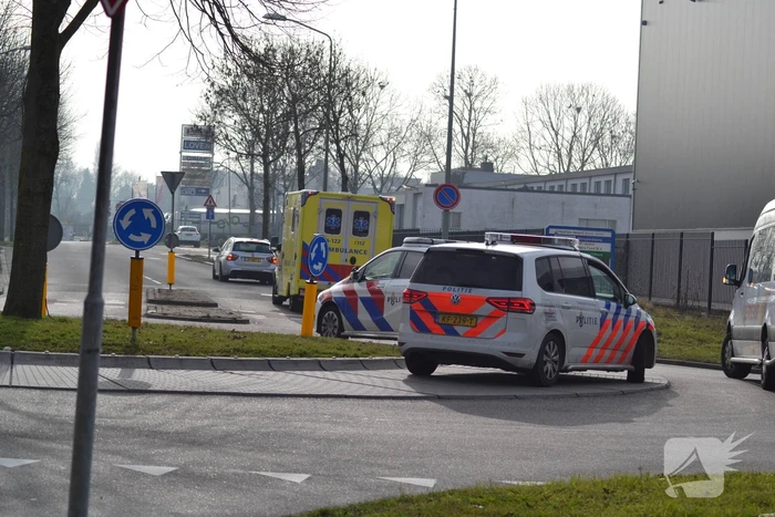 Automobilist rijdt tegen hek
