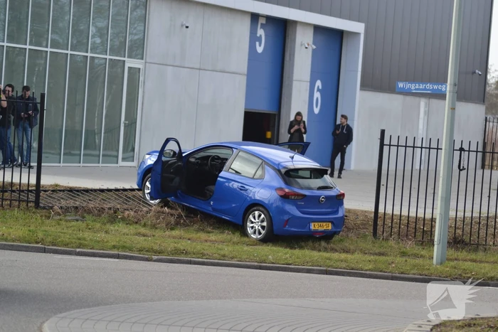 Automobilist rijdt tegen hek