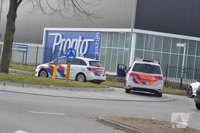 Automobilist rijdt tegen hek