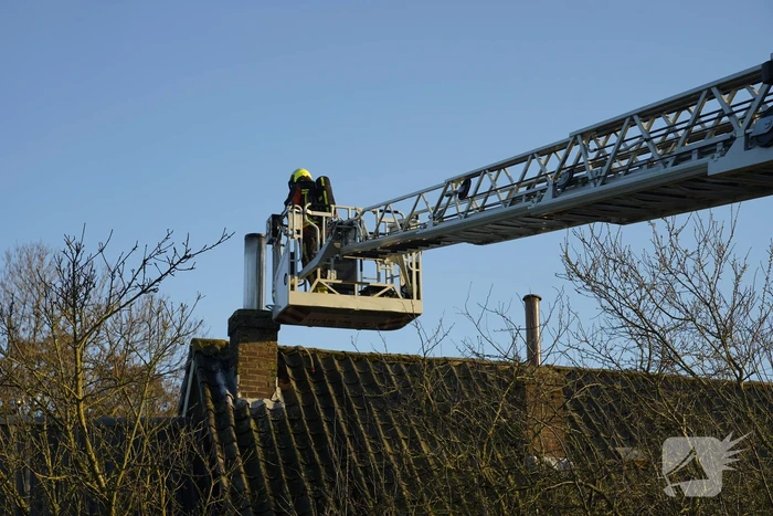 Bewoners blussen brand op dak