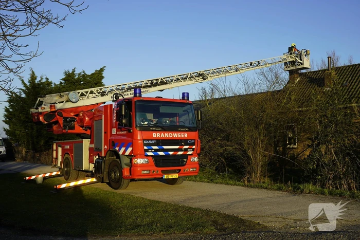 Bewoners blussen brand op dak