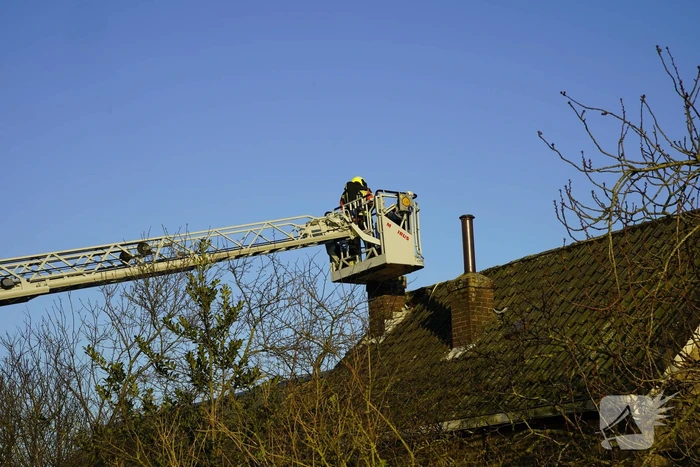 Bewoners blussen brand op dak