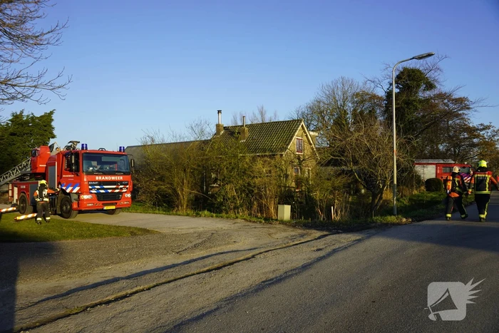 Bewoners blussen brand op dak
