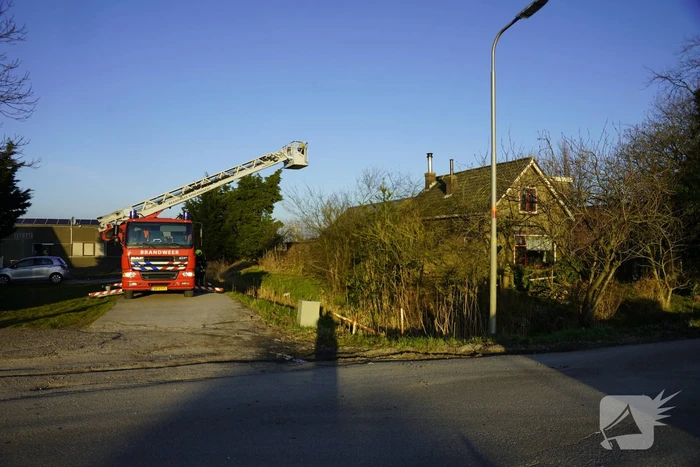 Bewoners blussen brand op dak