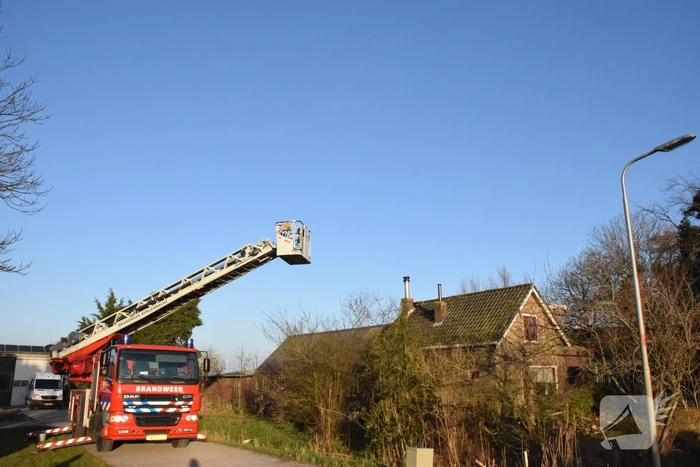 Bewoners blussen brand op dak