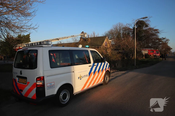 Bewoners blussen brand op dak