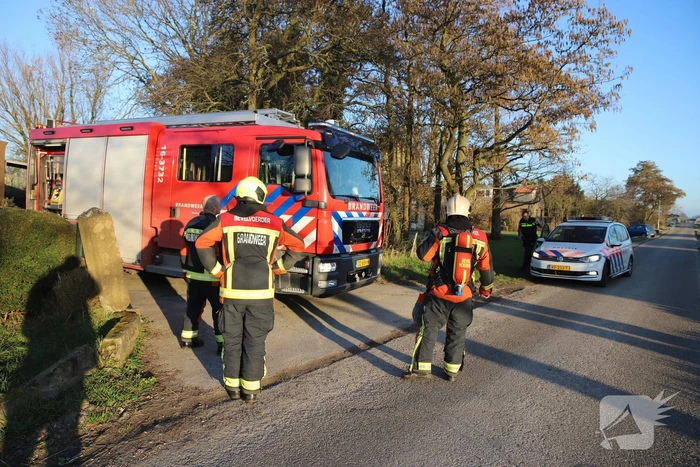 Bewoners blussen brand op dak