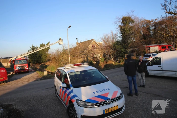 Bewoners blussen brand op dak