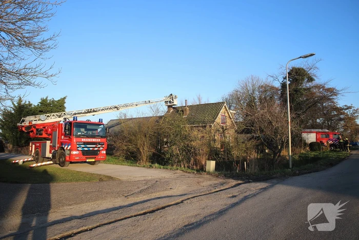 Bewoners blussen brand op dak
