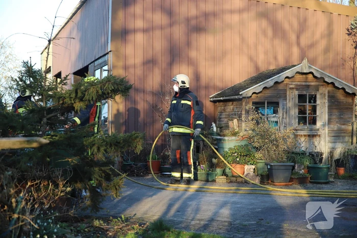 Bewoners blussen brand op dak
